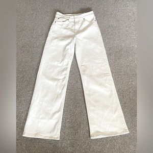 Wide straight leg high rise H&M jeans in white. Only been worn once with tag🤍